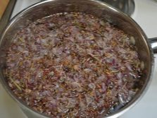 Цветки иван-чая для варенья, залитые водой, на плите