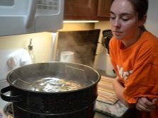 Банки с вареньем из иван-чая на водяной бане
