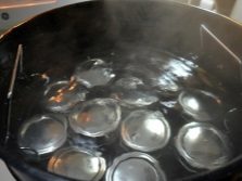 Банки с вареньем из иван-чая на водяной бане